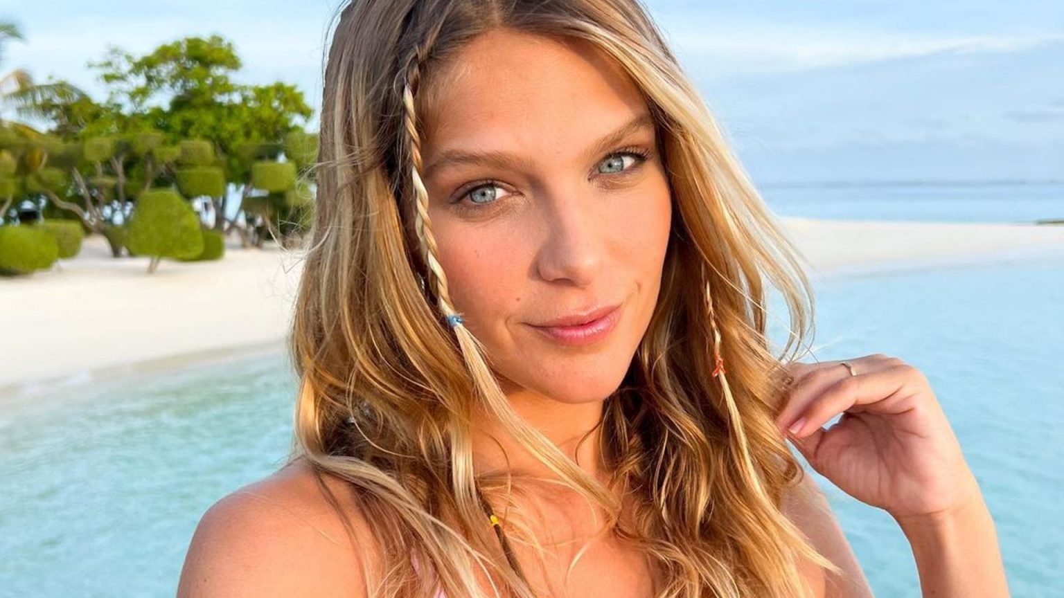 Isabella Santoni Mostra Corp O Biqu Ni M Nimo Em Praia Paradis Aca