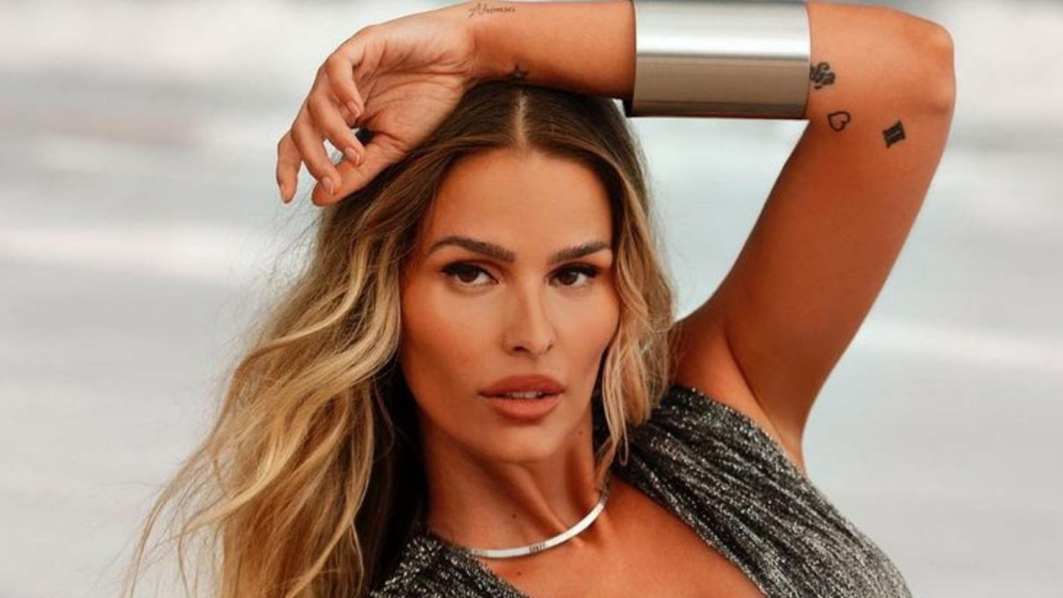 Yasmin Brunet exibe marquinha de biquíni e quase mostra demais Alerta de um quase nude