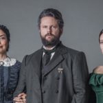 Teresa Cristina (Leticia Sabatella), Dom Pedro II (Selton Mello) e Luísa (Mariana Ximenes) em Nos Tempos do Imperador - Crédito: Globo / Paulo Belote