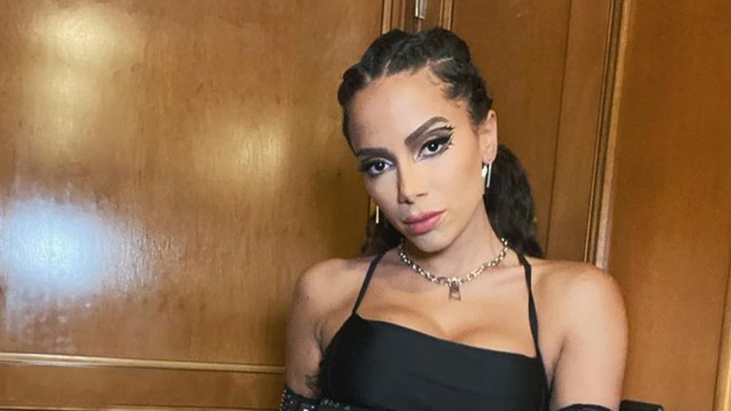 Anitta posa com look arrasador em evento internacional