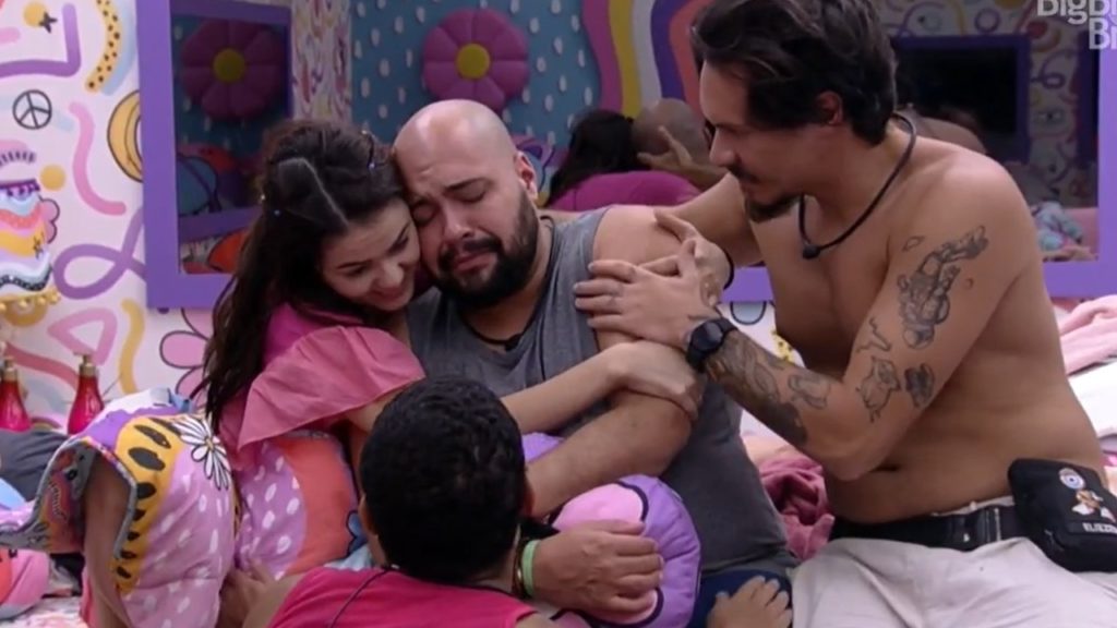 Tiago Abravanel cai no choro com recado de Larissa no BBB 22