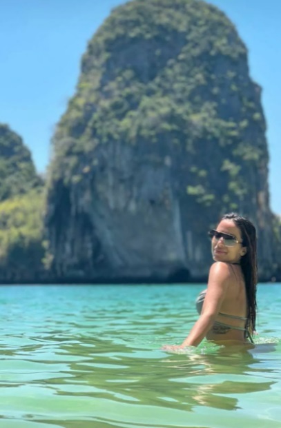 Anitta curte dia na praia com biquíni cavado