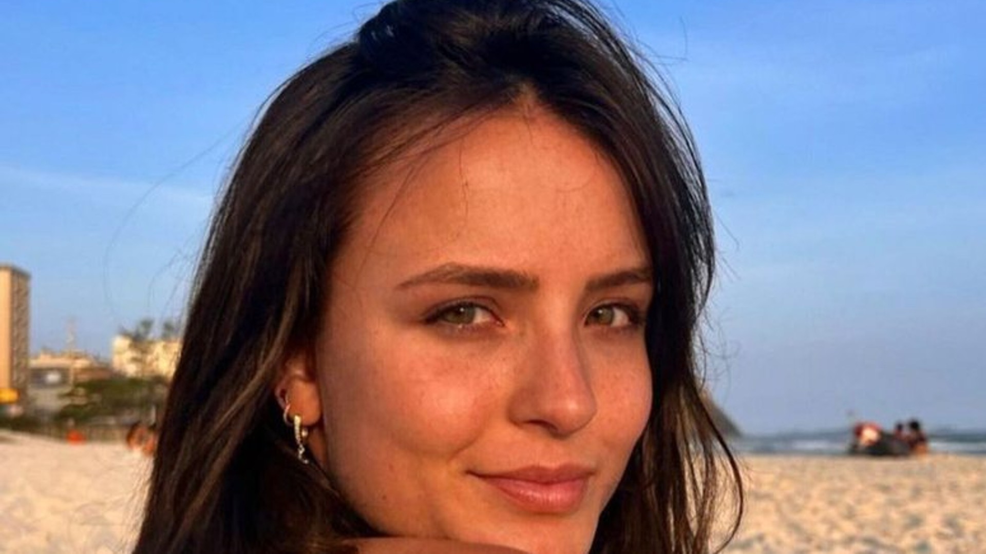 Larissa Manoela impressiona com corpão sarado em biquíni fio dental Sereia