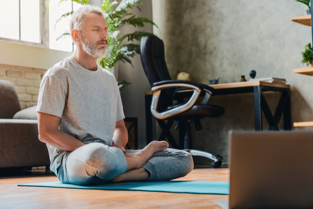 Homem sentando meditando