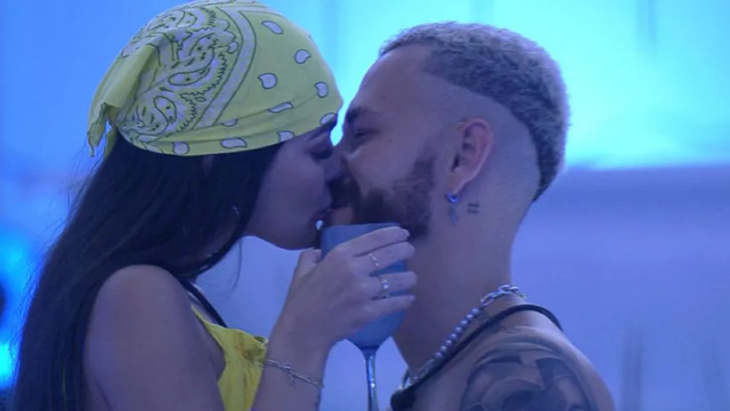 Fred e Larissa se beijam durante festa — Foto: Globo