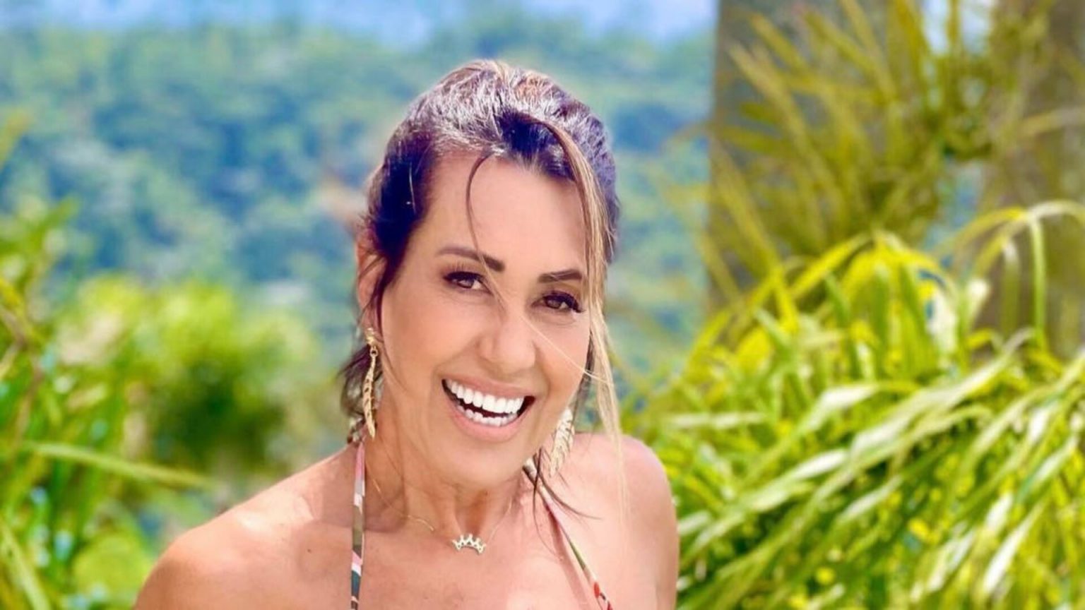 Aos 60 Anos Solange Frazão Dá Close Em Corpaço De Biquíni Fininho