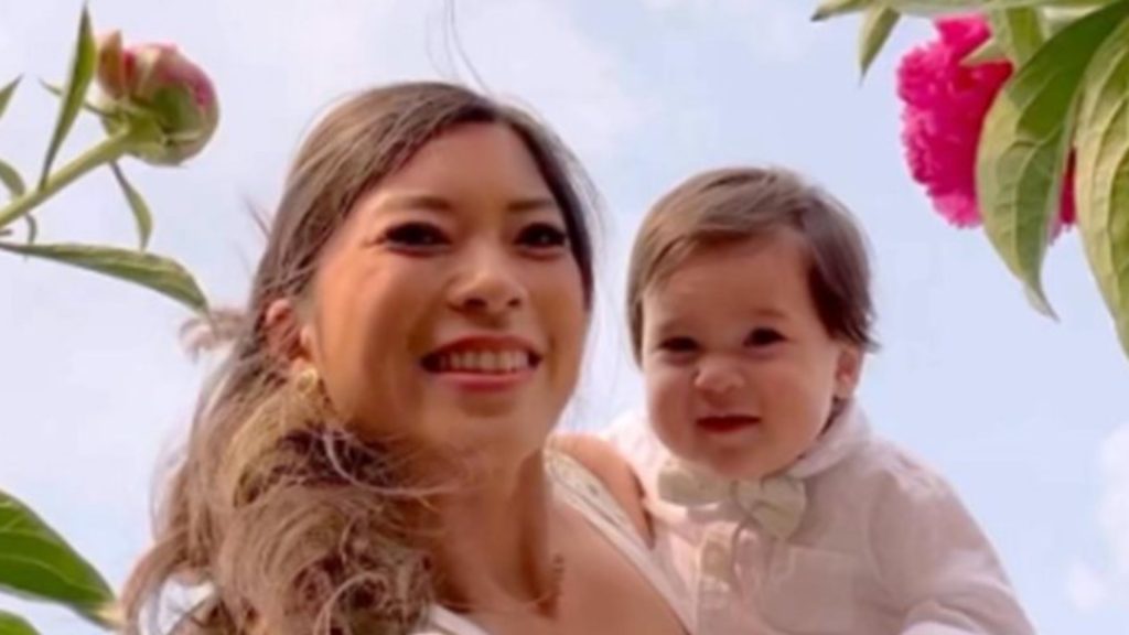 Christine Tran Ferguson e o filho, Asher - Foto: Reprodução / Instagram