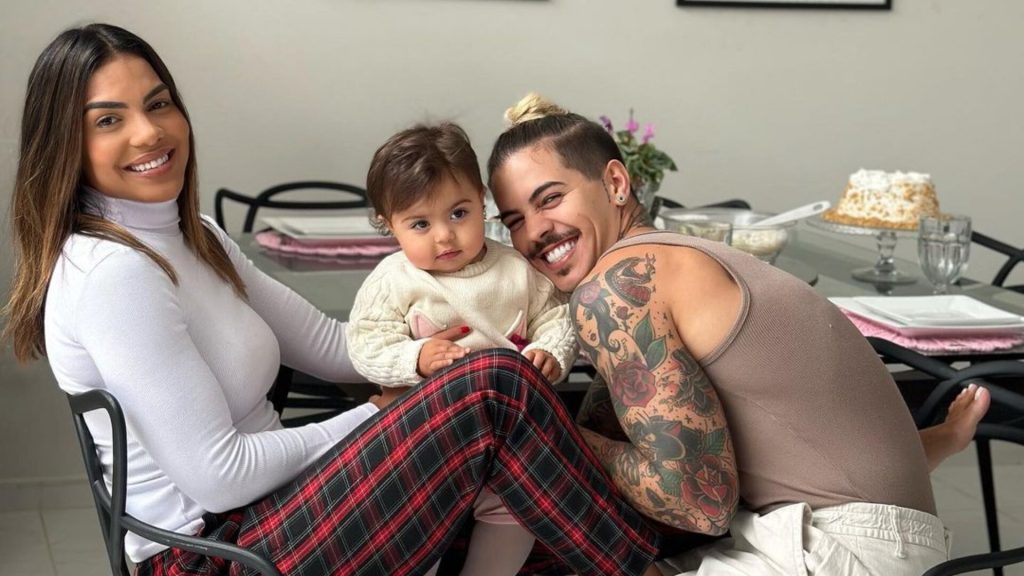 Tays Reis e Biel com a filha, Pietra