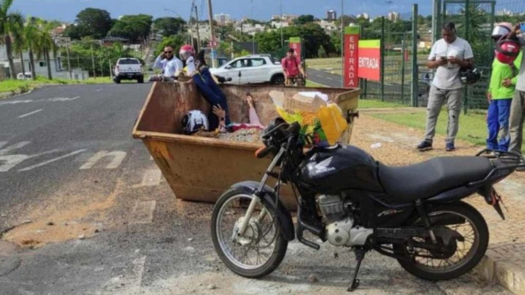 Mulher precisou de ajuda para sair da caçamba (Reprodução/Redes Sociais)