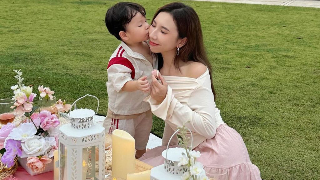 Influenciadora da Malasia com seu filho Enzo de 2 anos - Reprodução/Instagram