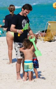 Emilio Dantas com os filhos gêmeos na praia - Foto: Fabrício Pioyani/AgNews