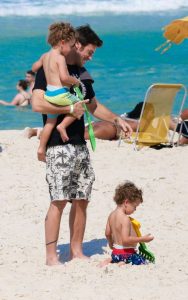 Emilio Dantas com os filhos gêmeos na praia - Foto: Fabrício Pioyani/AgNews