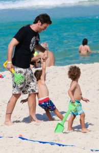 Emilio Dantas com os filhos gêmeos na praia - Foto: Fabrício Pioyani/AgNews