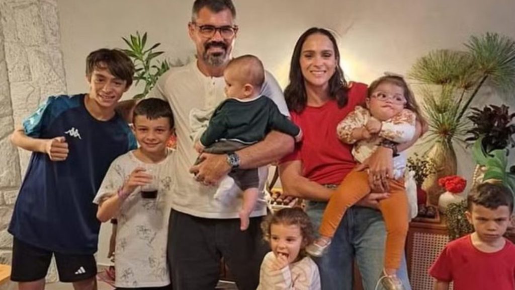 Juliano Cazarré e Letícia Cazarré com os seis filhos - Reprodução/Instagram