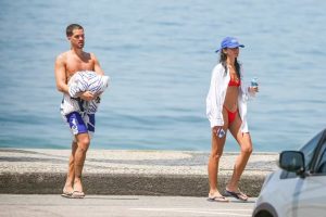 João Guilherme e Bruna Marquezine na praia - Foto: AgNews