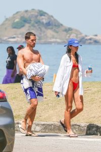 João Guilherme e Bruna Marquezine na praia - Foto: AgNews