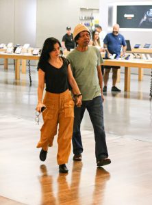 Djavan de mãos dadas com a esposa, Rafaela Brunini - Foto: Edson Douglas/AgNews