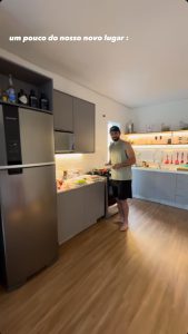 Matteus Amaral na cozinha do novo apartamento - Reprodução/Instagram