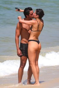 Rodrigo Simas e Agatha Moreira se beijando na praia - Foto: Dilson Silva/AgNews