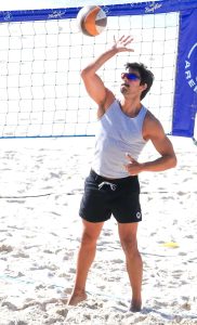 Rodrigo Simas jogando vôlei de praia - Foto: Fabrício Pioyani/AgNews