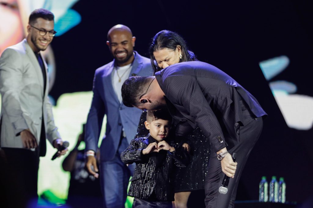 Emocionante! Filho de Marília Mendonça surpreende público ao subir no palco durante tributo à mãe