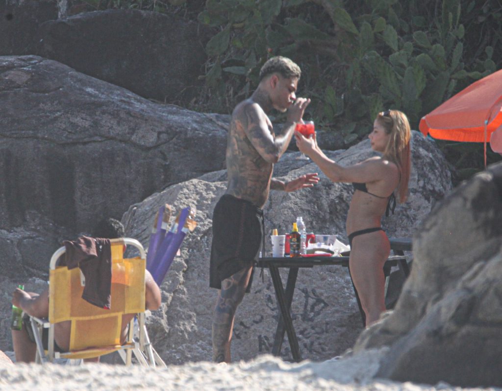 Flávia Saraiva e MC Cabelinho curtem dia de sol em praia do Rio de Janeiro