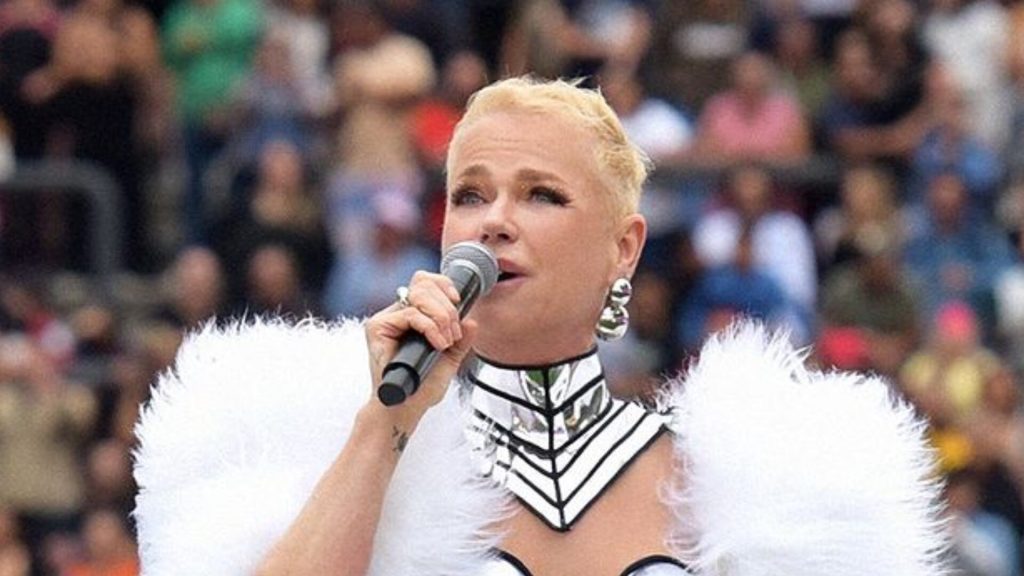 Xuxa faz show no intervalo do ‘Futebol da Esperança’, na Globo – Crédito: Blad Meneghel