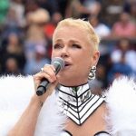 Xuxa faz show no intervalo do ‘Futebol da Esperança’, na Globo – Crédito: Blad Meneghel