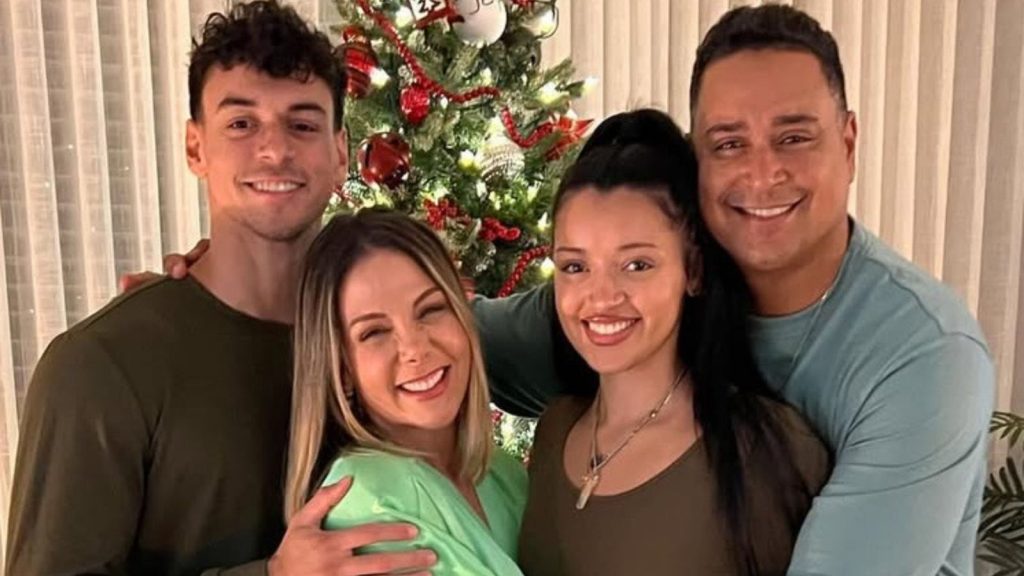 Carla Perez e Xanddy com os filhos, Victor e Camilly - Reprodução/Instagram