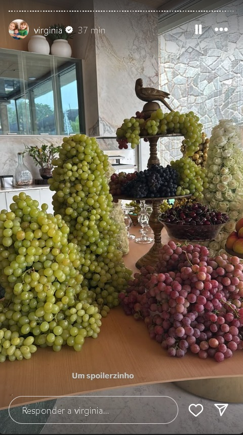 Virginia Fonseca choca a web ao expor quantidade de uvas na mesa da ceia de Natal