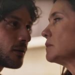 Mavi (Chay Suede) e Mércia (Adriana Esteves) em 'Mania de Você'