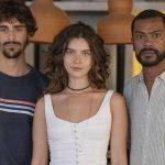 Cris (Bruno Montaleone), Michele (Alanis Guillen) e Daniel (Samuel de Assis) em Mania de Você - Reprodução/TV Globo