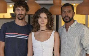 Cris (Bruno Montaleone), Michele (Alanis Guillen) e Daniel (Samuel de Assis) em Mania de Você - Reprodução/TV Globo