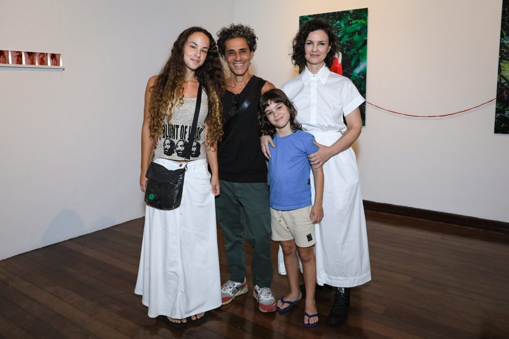 Carolina Kasting com o marido, Maurício Grecco, e os filhos Cora e Tom - Crédito: Victor Chapetta/AgNews